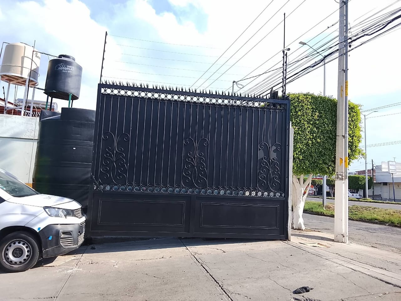 Portón metálico fabricado e instalado por Grupo Gersen