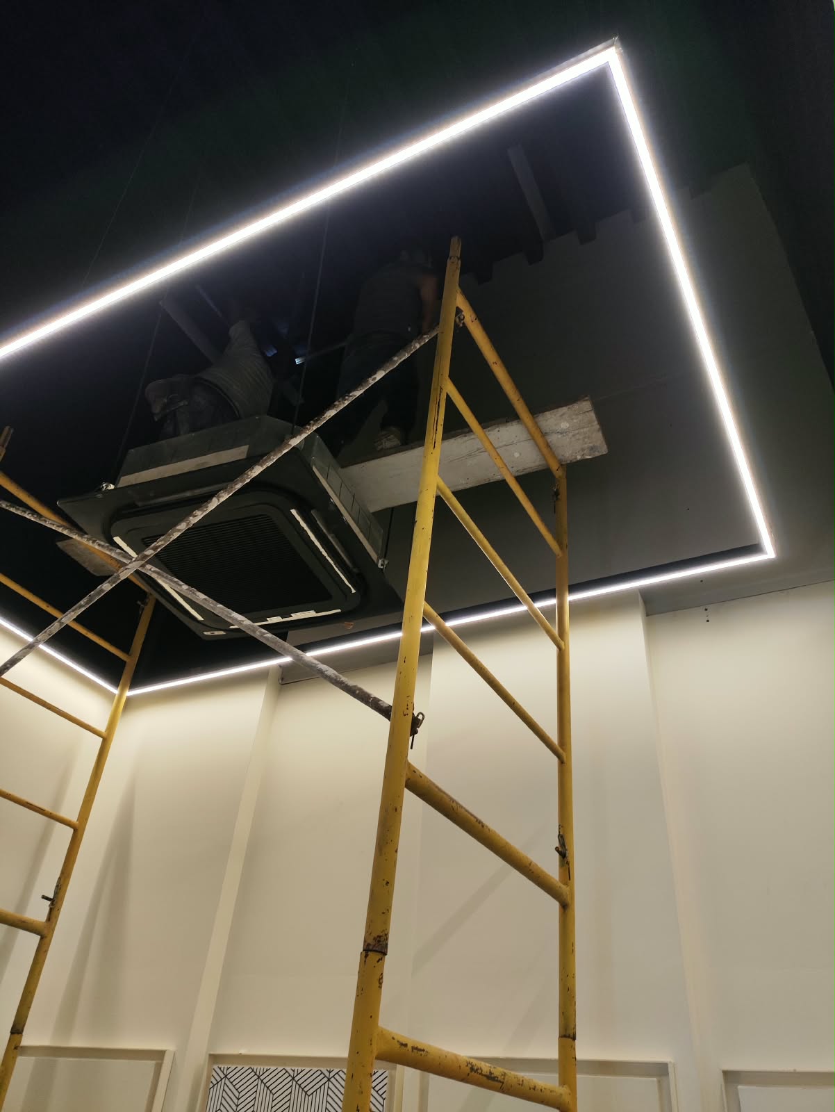 Instalación de iluminación lineal durante una obra