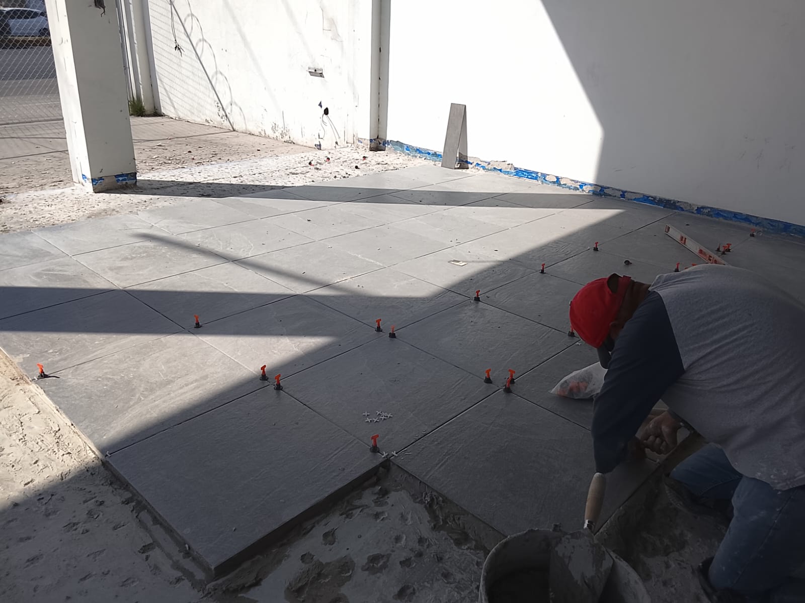 Colocación de piso durante una obra de Grupo Gersen