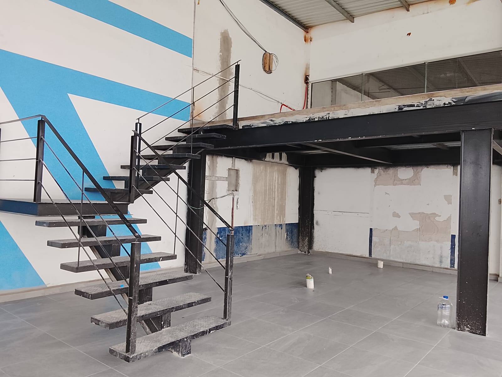 Adecuación de local con estructura y escalera metálica realizada por Grupo Gersen